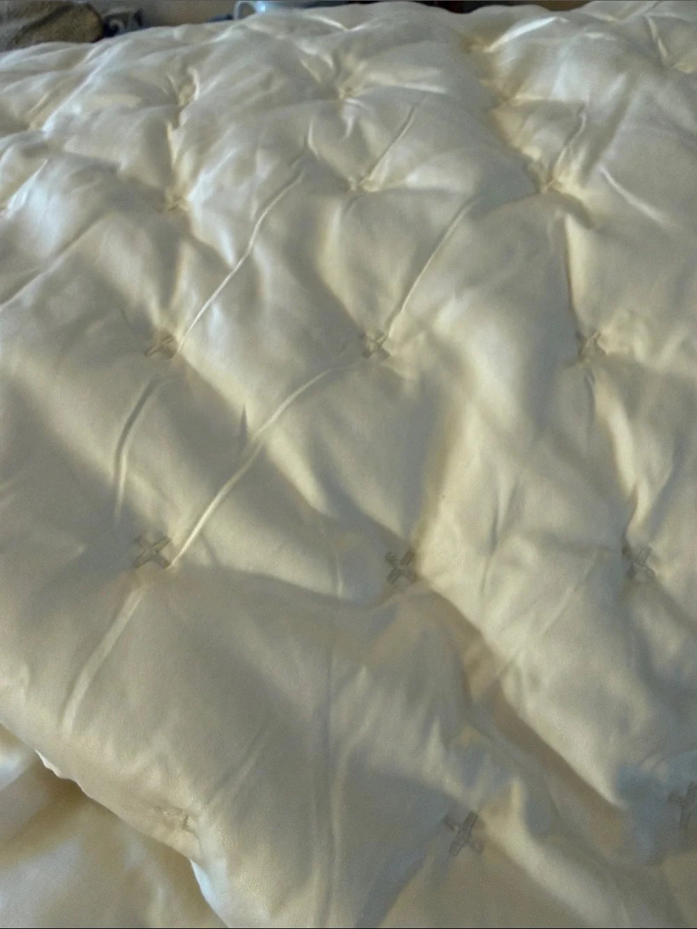 Luxury Full/Queen Ivory Bamboo Dream Quilt - Retail $154
